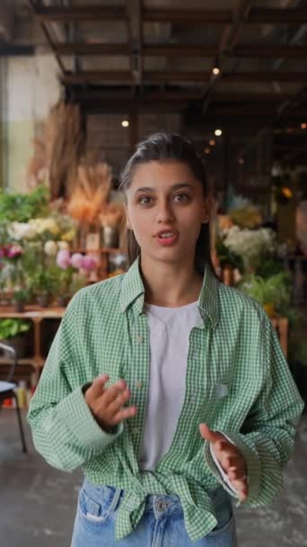 Ägaren Till Blomsteraffär Pratar Hennes Affärer Högkvalitativ Film — Stockvideo
