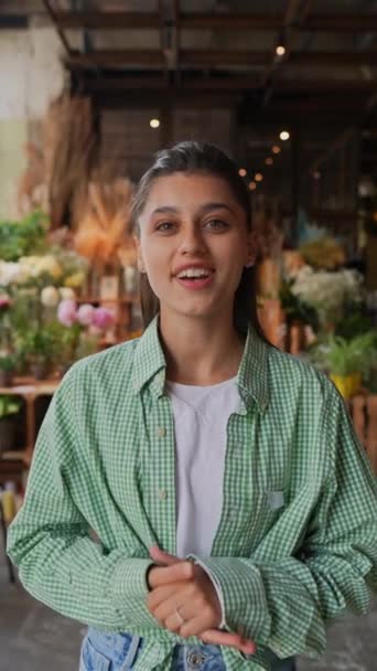 Podnikatelka Která Vlastní Květinářství Mluví Svém Podniku Vysoce Kvalitní Záběry — Stock video