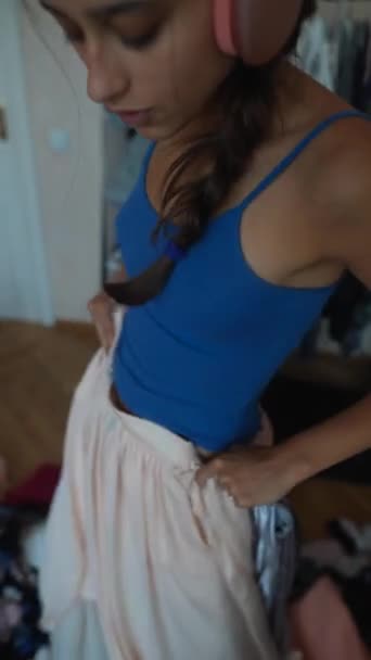 一个充满活力的 时髦的年轻女人在准备搬家时试穿她的衣服 高质量的4K镜头 — 图库视频影像
