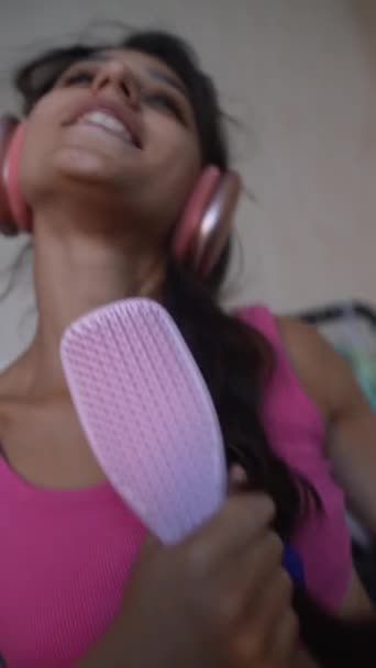 Sportowa Młoda Dama Używa Szczotki Włosów Jako Mikrofonu Podczas Śpiewania — Wideo stockowe