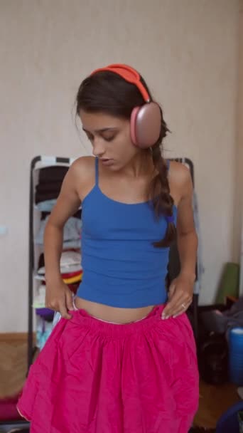 Enerjik Şık Genç Bayan Taşınmak Kıyafetlerini Denemek Için Toplanıyor Yüksek — Stok video