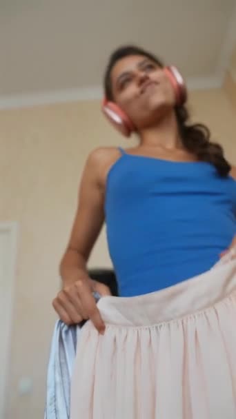 Gadis Muda Dan Cantik Dihiasi Dengan Headphone Bernyanyi Dan Menguji — Stok Video
