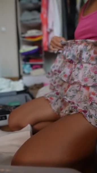 Dejlig Pige Sidder Værelserne Gulv Organisere Tøj Til Flytning Høj – Stock-video