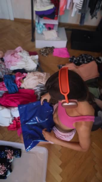 Tânăra Doamnă Împodobită Modă Purtând Căști Își Organizează Obiectele Pentru — Videoclip de stoc