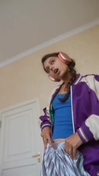 Молода Красива Жінка Навушниками Співає Пробує Одяг Своїй Кімнаті Високоякісні — стокове відео