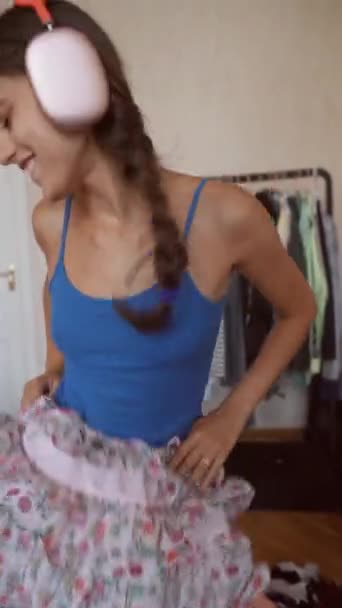 一位活泼而时尚的年轻女士正在整理她的物品 并试穿她的衣服准备搬家 高质量的4K镜头 — 图库视频影像