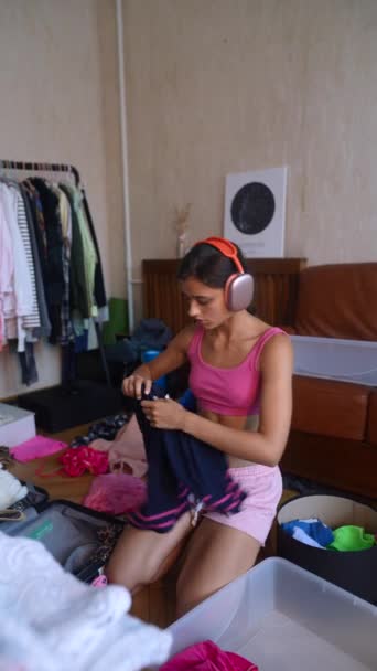 Κορίτσι Κάθεται Και Ετοιμάζει Αντικείμενα Για Μια Αλλαγή Κατοικίας Υψηλής — Αρχείο Βίντεο
