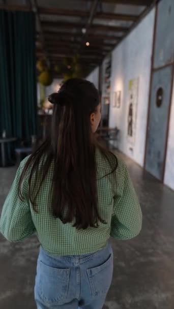 Das Mädchen Ist Die Kunstwerke Vertieft Die Der Galerie Ausgestellt — Stockvideo
