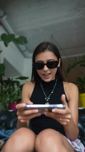 Una Chica Joven Hermosa Está Jugando Activamente Videojuego Teléfono Inteligente — Vídeo de stock