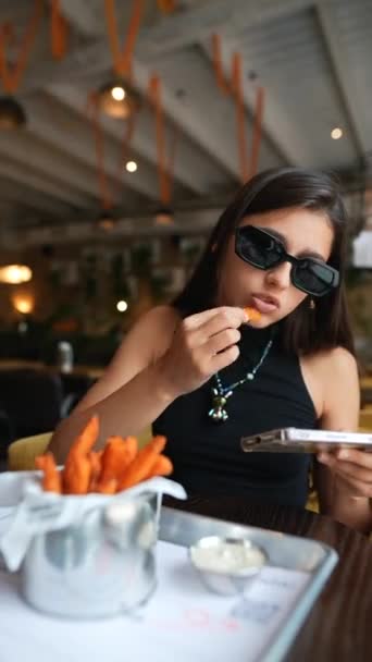 Entorno Restaurante Encuentra Una Joven Encantadora Chica Apasionadamente Jugando Videojuego — Vídeo de stock