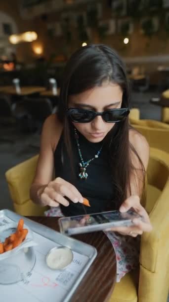 Una Chica Disfrutando Juego Smartphone Durante Almuerzo Restaurante Imágenes Alta — Vídeo de stock