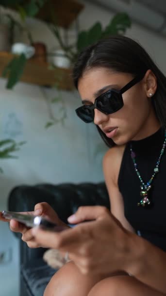 매력적인 여성은 그녀의 스마트 폰에서 비디오 게임을하는 종사하고 있습니다 고품질 — 비디오