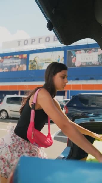 Ung Kvinna Lägger Sina Shoppingväskor Bagageutrymmet Nära Snabbköpet Högkvalitativ Film — Stockvideo