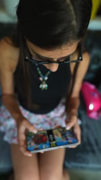 Ungdommelig Dejlig Pige Betaget Videospil Hendes Smartphone Høj Kvalitet Optagelser – Stock-video