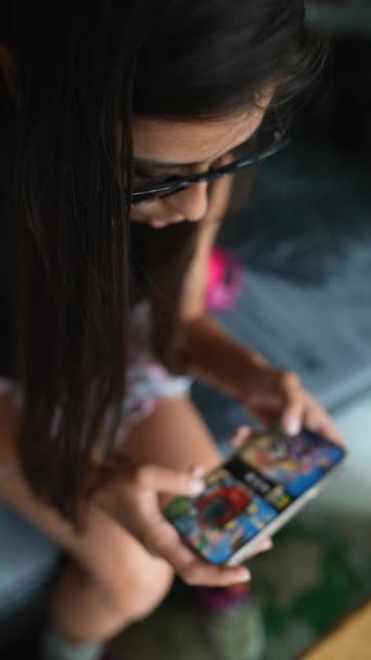 Hraní Videohry Svém Smartphonu Hezká Mladá Dívka Plně Zaujat Vysoce — Stock video
