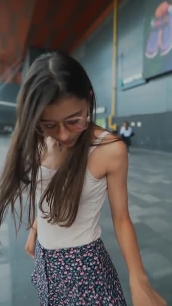 Centro Comercial Destino Como Una Chica Joven Bonita Compras Imágenes — Vídeos de Stock