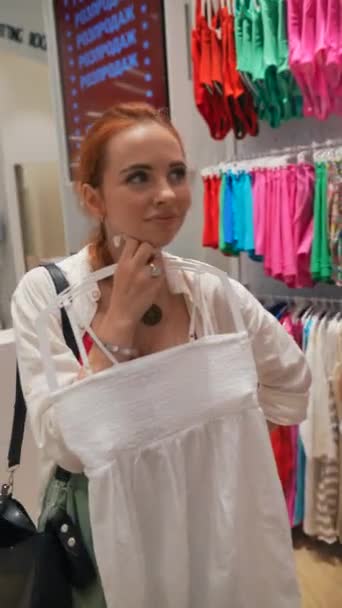 Młoda Kobieta Kupująca Decyduje Produktach Sklepie Kostiumami Kąpielowymi Wysokiej Jakości — Wideo stockowe