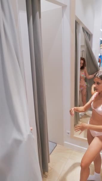 Dwie Dziewczyny Pomagają Sobie Przymierzać Stroje Kąpielowe Sklepie Wysokiej Jakości — Wideo stockowe