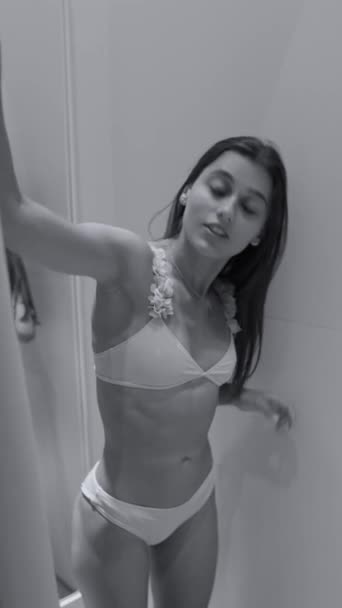Uma Jovem Está Vestir Fato Banho Loja Imagens Alta Qualidade — Vídeo de Stock