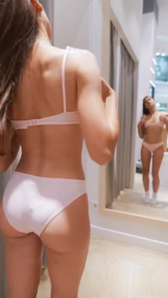 Sklepie Młoda Kobieta Przymierza Bikini Wysokiej Jakości Materiał — Wideo stockowe