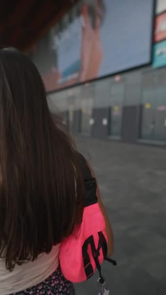 Egy Fiatal Vonzó Lány Megy Vásárolni Bevásárlóközpontba Kiváló Minőségű Felvételek — Stock videók