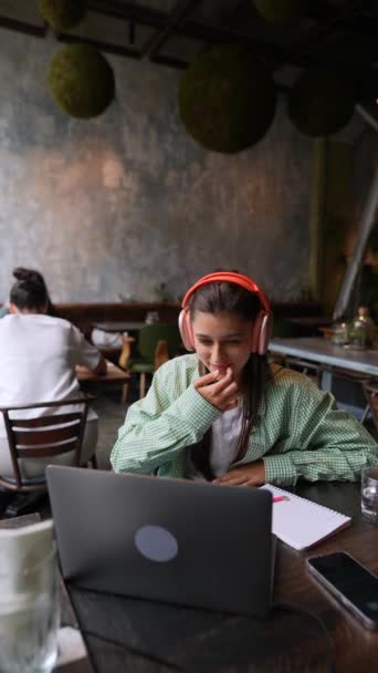 Con Los Auriculares Puestos Una Mujer Joven Dedica Una Conversación — Vídeo de stock