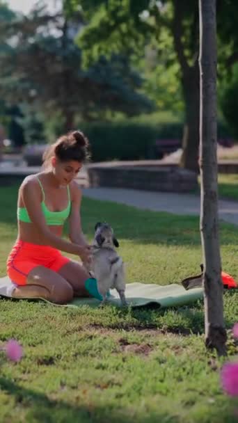 Игровое Общение Своей Собакой Мопсом Является Частью Утренней Тренировки Молодой — стоковое видео