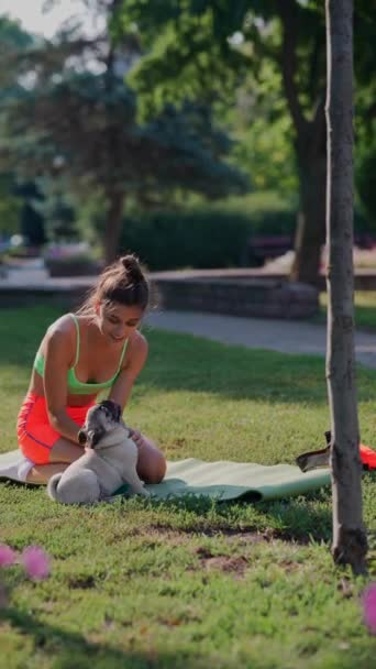 Een Jong Atletisch Meisje Speelt Met Haar Hond Tijdens Haar — Stockvideo