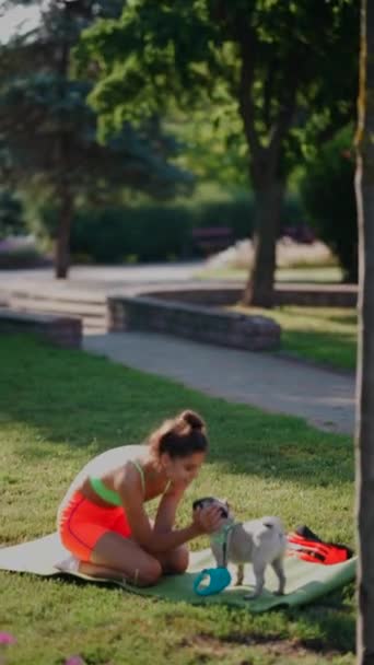 Cachorro Junta Uma Sessão Treino Matinal Jovens Mulheres Parque Levando — Vídeo de Stock