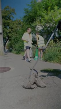 Çöp toplama maşasıyla sokakları temizleyeceksin. Yüksek kalite 4k görüntü