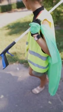 Şehrin sokaklarında çöp toplayan gönüllüler. Yüksek kalite 4k görüntü