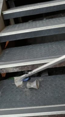 Çevreye duyarlı hareketler. Gönüllüler sokaklardan atık toplayıp çöp torbalarına atıyorlar. Yüksek kalite 4k görüntü