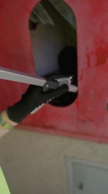 Çöp geri dönüşümüne katılmak. Gönüllüler sokaklardaki çöpleri toplayıp çöp torbalarına koyuyorlar. Yüksek kalite 4k görüntü
