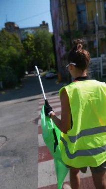 Şehirdeki sokak temizliğine bir grup gönüllü katılıyor. Yüksek kalite 4k görüntü