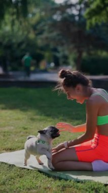 Parktaki sabah egzersiz rutiniyle meşgul olan genç aktif bir kadın, köpeğiyle eğleniyor. Yüksek kalite 4k görüntü
