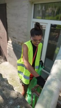 Gönüllüler şehrin sokaklarındaki çöpleri toplu olarak temizliyorlar. Yüksek kalite 4k görüntü