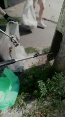 Toplum çabası kapsamında, gönüllüler sokakları çöplerden temizliyor ve imha için poşetliyorlar. Yüksek kalite 4k görüntü