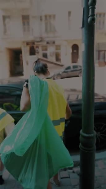 Rahmen Ihrer Freiwilligen Arbeit Sammeln Menschen Müll Von Der Straße — Stockvideo