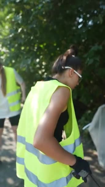 Gönüllüler Şehir Sokaklarından Çöp Toplamak Için Grup Halinde Çalışıyorlar Yüksek — Stok video