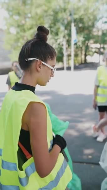 Gönüllü Olarak Bir Kız Şehrin Sokaklarından Çöp Topluyor Onları Özel — Stok video