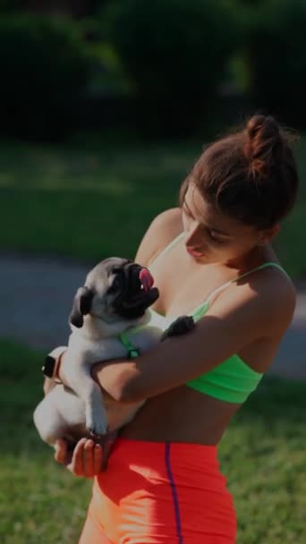 Ung Atletisk Flicka Leker Med Sin Hund Morgonträningen Parken Högkvalitativ — Stockvideo