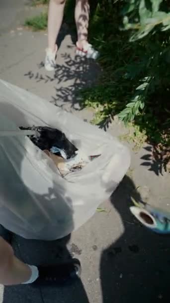 Wolontariuszka Sprzątająca Śmieci Ulicach Szczypcami Zbierania Śmieci Wysokiej Jakości Materiał — Wideo stockowe