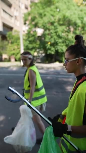 Una Giovane Volontaria Sta Raccogliendo Rifiuti Strade Urbane Mette Appositi — Video Stock
