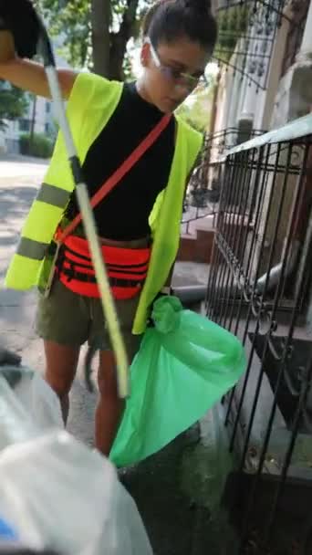 봉사자 그룹은 거리에 쓰레기를 따고있다 고품질 — 비디오