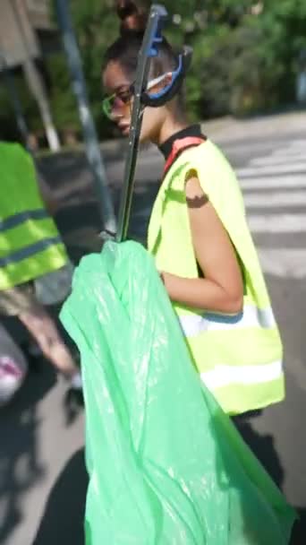 Gönüllü Olarak Çalışan Bir Kız Şehrin Sokaklarından Çöpleri Topluyor Onları — Stok video