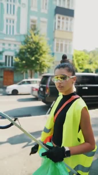 Bir Grup Gönüllü Şehrin Sokaklarında Çöp Toplamakla Meşgul Yüksek Kalite — Stok video