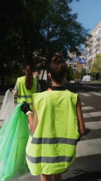 Kadın Bir Gönüllü Şehrin Sokaklarındaki Çöpleri Temizliyor Özel Olarak Belirlenmiş — Stok video
