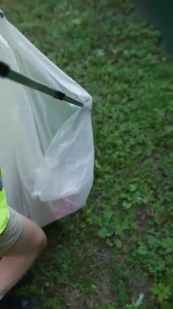 推广绿色做法 循环利用的努力 一位女志愿者正在清理城市街道上的垃圾 高质量的4K镜头 — 图库视频影像