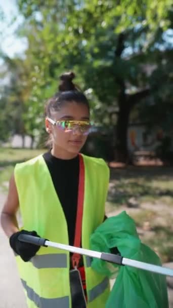 Come Volontaria Una Ragazza Raccoglie Spazzatura Strade Della Città Mette — Video Stock