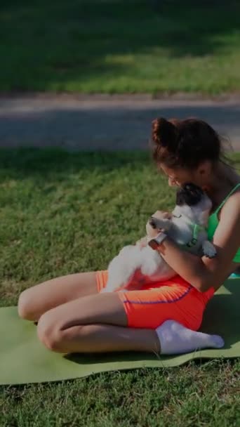 一只哈巴狗参加了一位年轻女子在公园里的晨练 这导致了一些有趣的时刻 高质量的4K镜头 — 图库视频影像